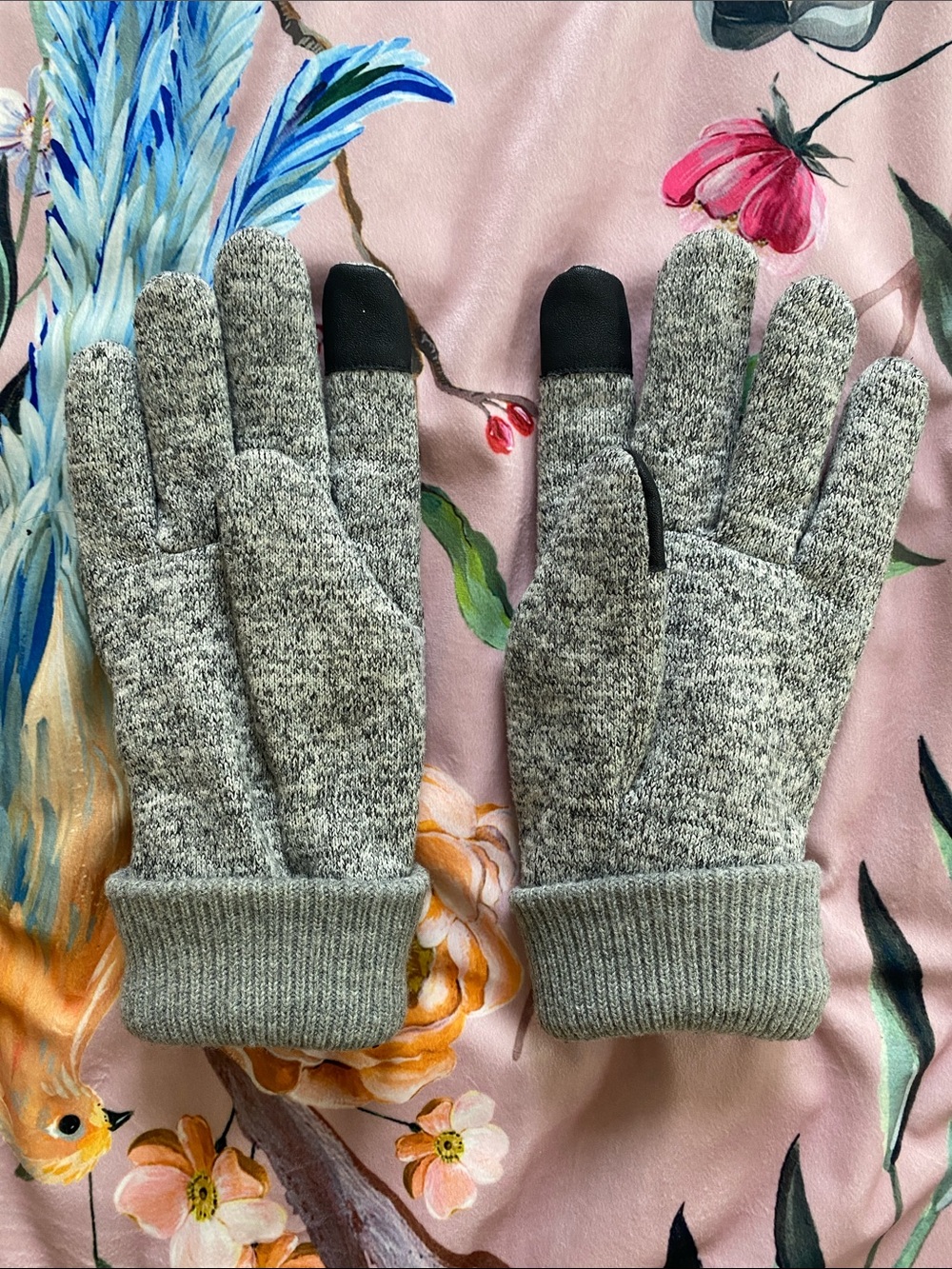 Uniqlo Lined Knit Gloves in Heathered Gray with Black Tips